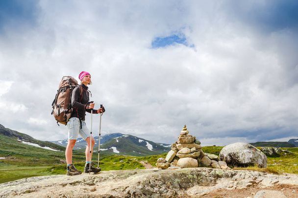 Woman Traveler with Backpack hiking in Mountains - Valokuva, kuva