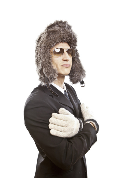 attraktiver junger Mann mit elegantem schwarzen Anzug, Sonnenbrille und russischem Hut - Foto, Bild