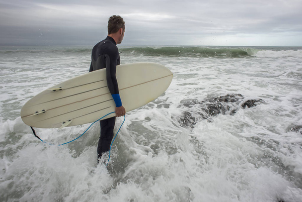 Surfer Entering the Ocean - Foto, Bild