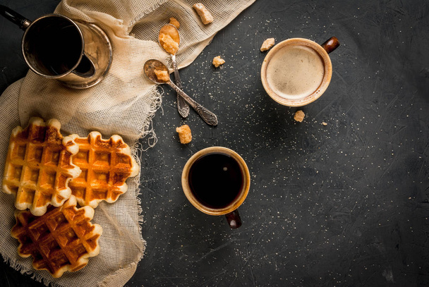 Waffle ve kahveyle kahvaltı - Fotoğraf, Görsel
