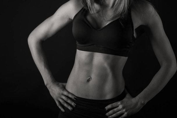 attraente donna fitness su uno sfondo nero
 - Foto, immagini