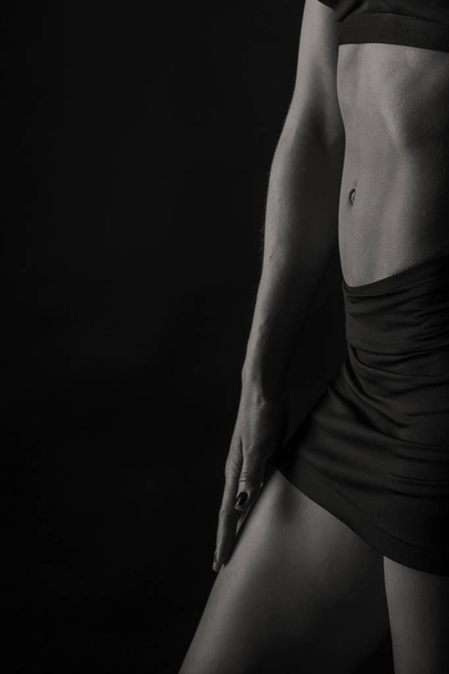 atractiva mujer fitness sobre un fondo negro
 - Foto, Imagen