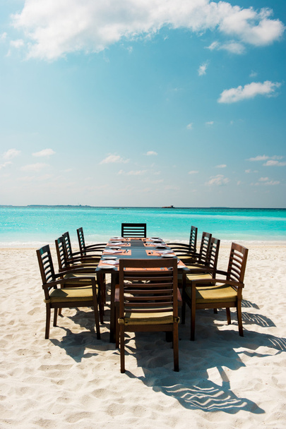 τραπέζι και καρέκλες στην εξωτική παραλία - Φωτογραφία, εικόνα