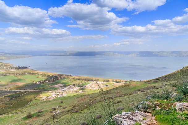 uma vista do Mar da Galiléia a partir do Monte Arbel em Israel
 - Foto, Imagem
