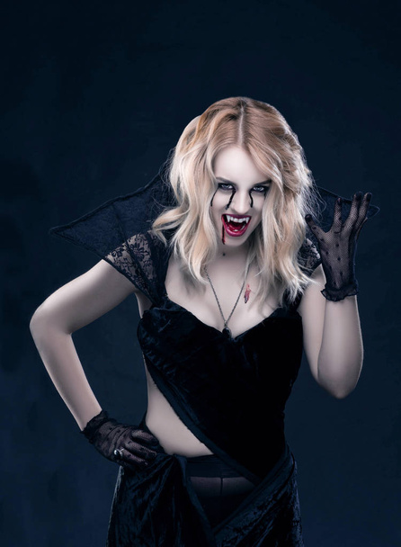 Linda menina loira vampiro vestindo roupas pretas
 - Foto, Imagem
