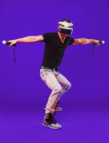 εικονικής πραγματικότητας 3D τεχνολογία, ψυχαγωγία, κυβερνοχώρο και άνθρωποι έννοια - χαρούμενος νεαρός με σετ κεφαλής εικονικής πραγματικότητας ή 3d γυαλιά - Φωτογραφία, εικόνα