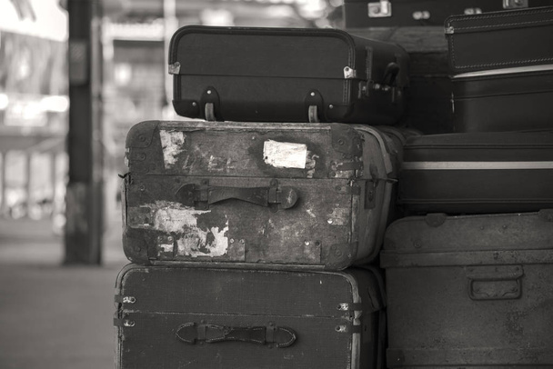 Viejas maletas vintage desgastadas apiladas en la plataforma del tren en
  - Foto, Imagen
