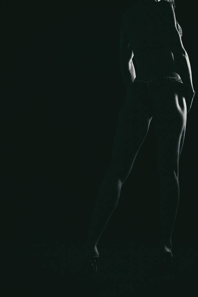 mooie sport figuur op een zwarte achtergrond - Foto, afbeelding