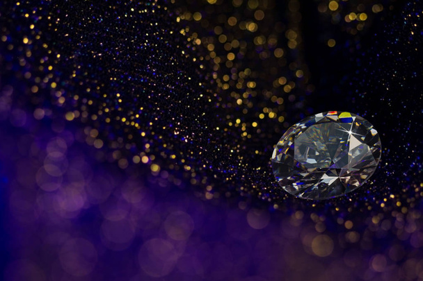 Mooie grote diamanten sieraden op donker violet kleurrijke glitter glanzende achtergrond. Fijne natuurlijke kostbare steen. Brillant Shine. - Foto, afbeelding