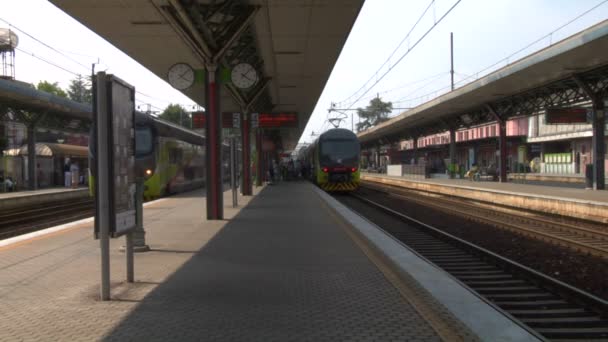 italské příměstském vlaku v železniční stanici - Záběry, video