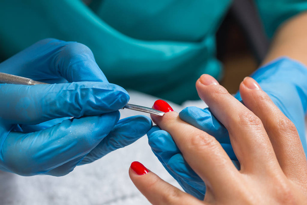  Girl makes a manicure in the spa salon. - Foto, Imagem