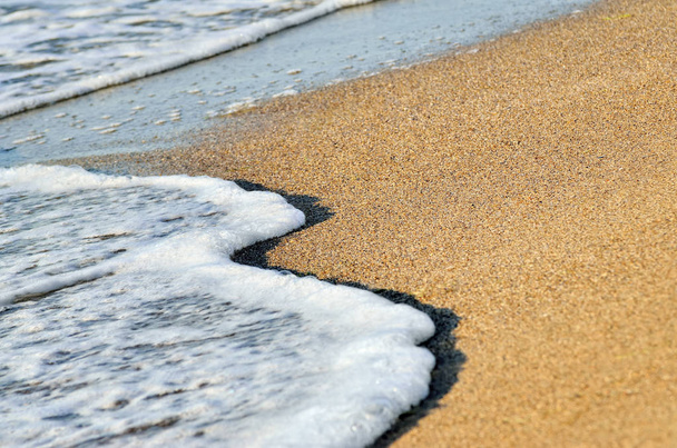 Fala zmywa piasku na plaży - Zdjęcie, obraz