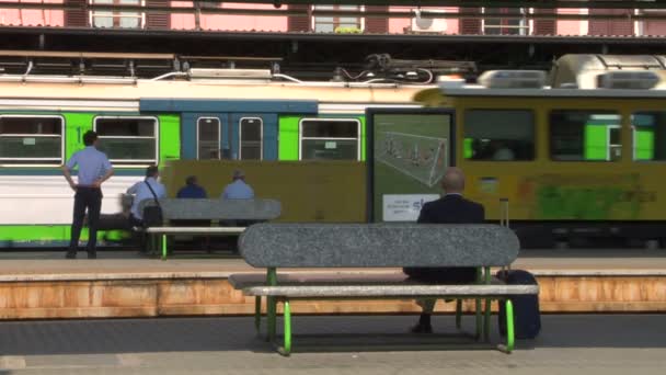 Итальянский пригородный поезд на вокзале
 - Кадры, видео