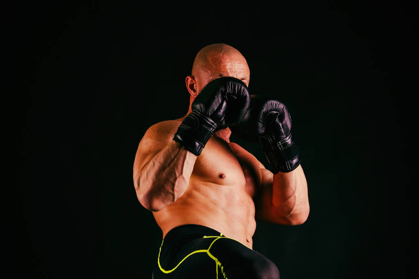Мускулистое мужское тело. Результаты тренировок по бодибилдингу
 - Фото, изображение