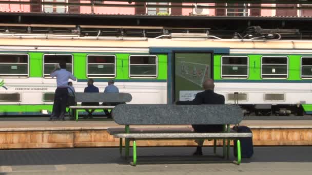 italské příměstském vlaku v železniční stanici - Záběry, video