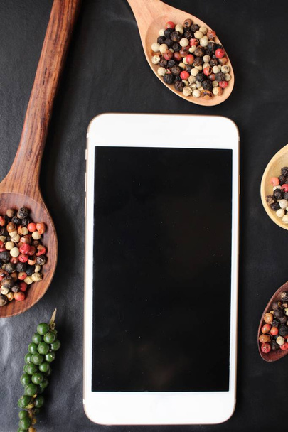 Peppercorns with smart phone - Foto, immagini