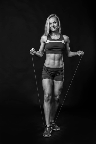 Фитнес-девушка в спортивной одежде
 - Фото, изображение