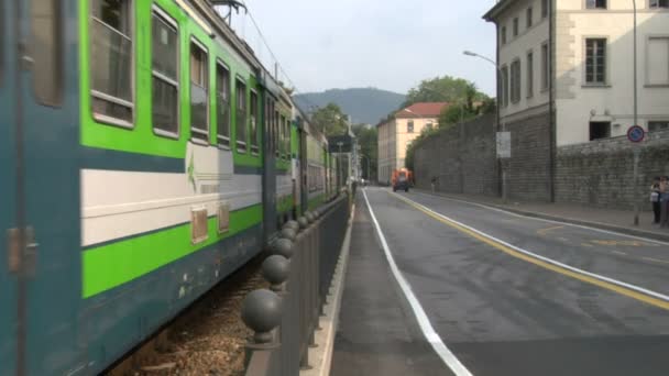 Итальянский пригородный поезд пересекает город
 - Кадры, видео