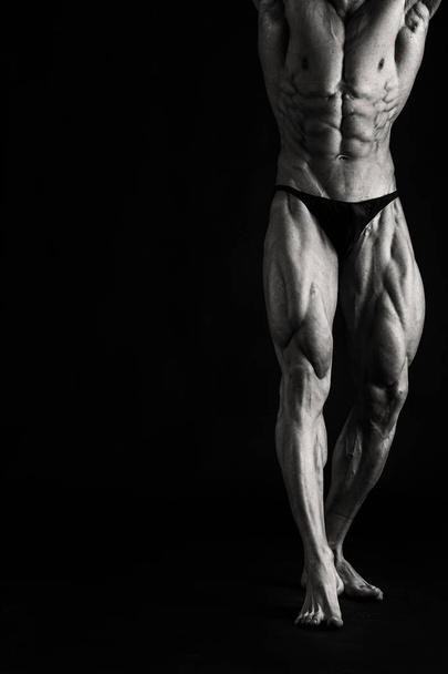 bodybuilder πάνω σε μαύρο φόντο - Φωτογραφία, εικόνα