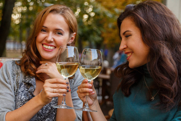 nő pezsgőt isznak egy kávézóban - Fotó, kép