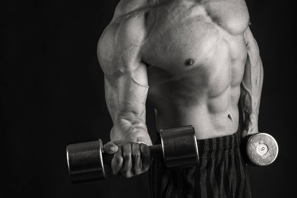 muscoloso corpo maschile su uno sfondo nero
 - Foto, immagini