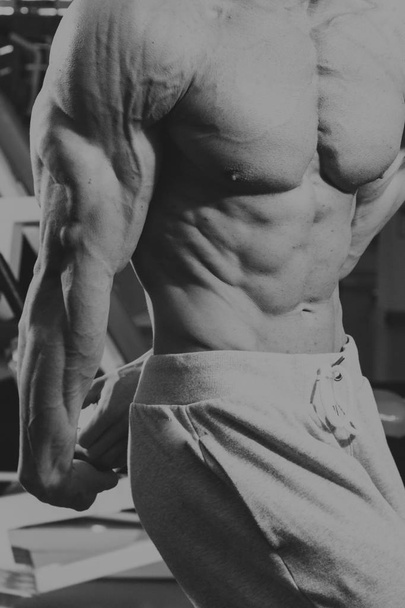 М'язистий спортивний бодібілдер фітнес-модель позує після вправ
 - Фото, зображення