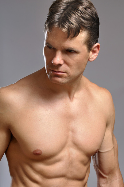 Интенсивный мускулистый человек
 - Фото, изображение