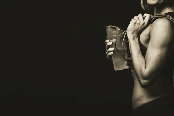 красива спортивна фігура на чорному тлі
 - Фото, зображення