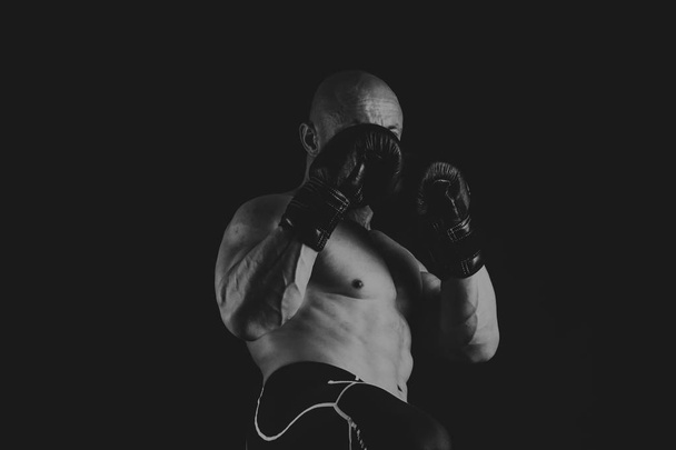 schöner kraftvoller athletischer Mann im Training, der Muskeln mit aufpumpt  - Foto, Bild