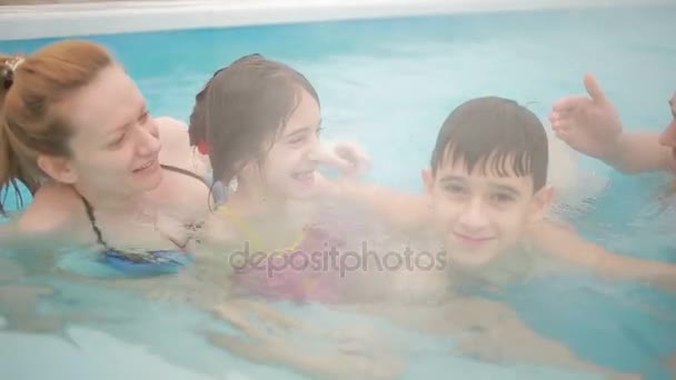 Горячие источники геотермальный курорт. семья с детьми для отдыха в горячем бассейне
. - Кадры, видео