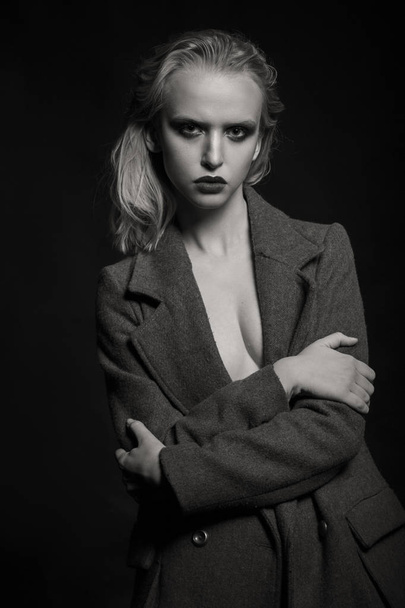 Sexy blond in a coat. fashion Photo - Foto, afbeelding