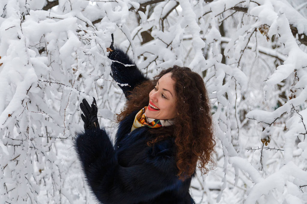 Hermoso retrato de una niña en un abrigo de piel en el invierno
 - Foto, Imagen