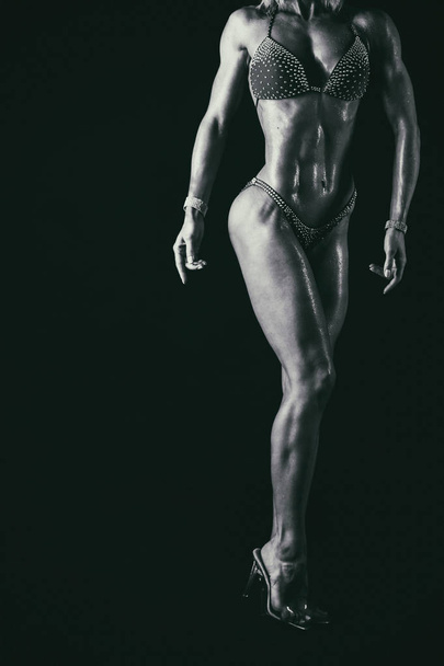 Beautiful muscular female body - Фото, зображення