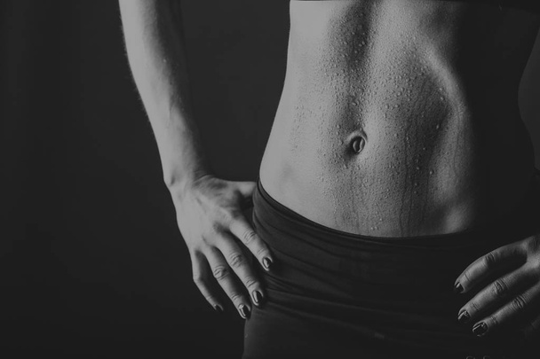 Vrouwelijke fitness op een zwarte achtergrond - Foto, afbeelding