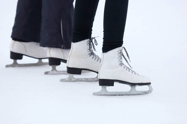 ローリング アイス スケート リンクでスケート靴をはいた男の足 - 写真・画像