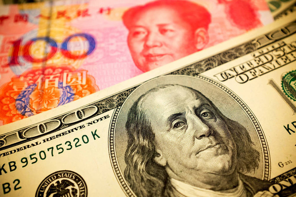 Chinese Yuan Note en Amerikaanse dollar achtergrond (wisselkoersconcept) - Foto, afbeelding