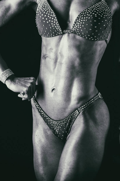 Красивые упражнения, мускулистая женщина
 - Фото, изображение