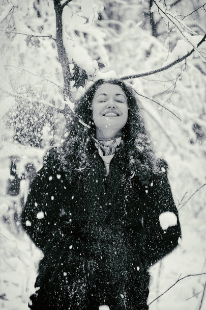 Winter frost. Beautiful woman in a fur coat - Foto, afbeelding