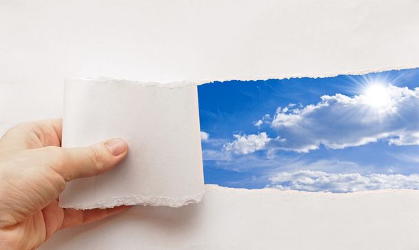 Cielo azul detrás de papel roto
 - Foto, Imagen