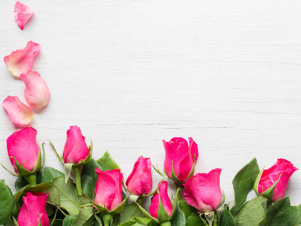 pink rose on white wooden background - Φωτογραφία, εικόνα