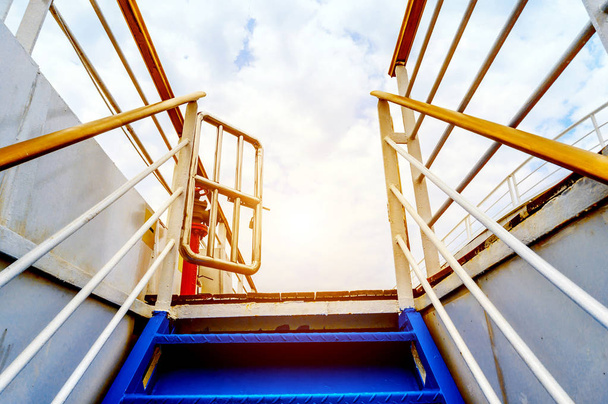 Escaleras a la cubierta
 - Foto, Imagen