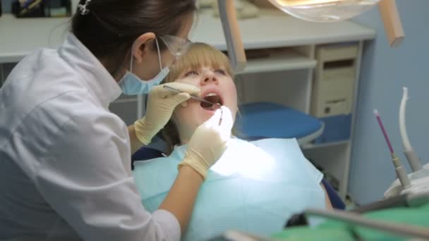 Patient at a reception at the dentist - Video, Çekim