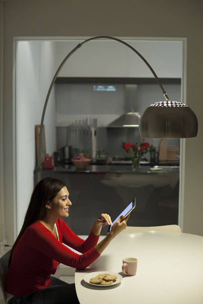 woman using digital tablet - Foto, Bild