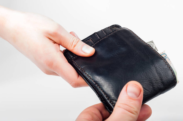Consegna il portafoglio con denaro di mano in mano
 - Foto, immagini