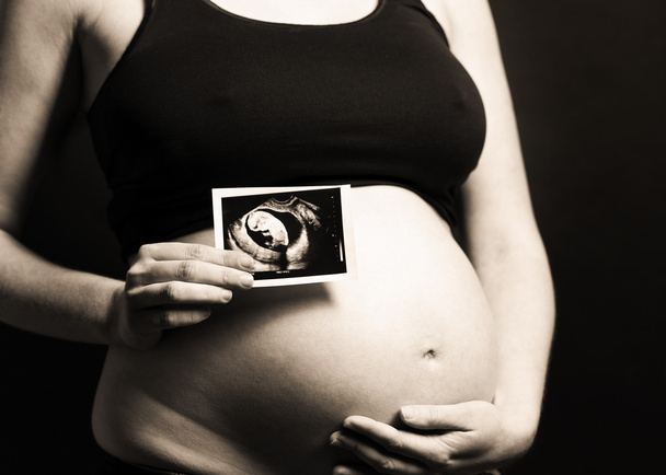 Беременная женщина проводит ультразвуковое сканирование
 - Фото, изображение