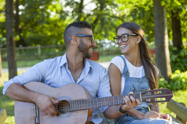 jeune couple amoureux prend un selfie tout en jouant de la guitare
 - Photo, image