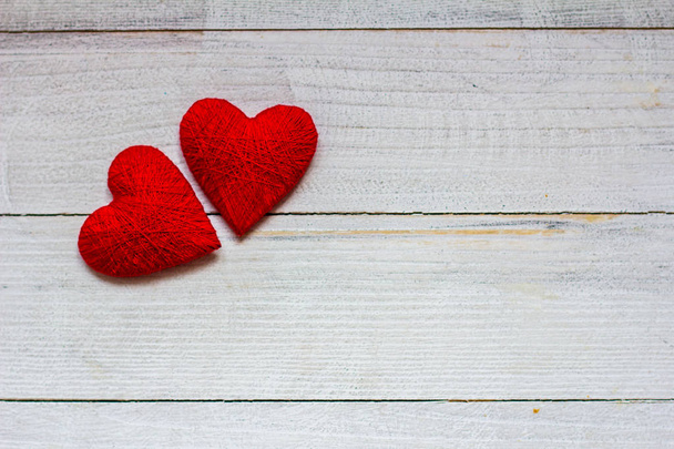 Liebe Herzen auf Holz Textur Hintergrund. Valentinstag Kartenkonzept. Ein Herz für den Valentinstag. - Foto, Bild