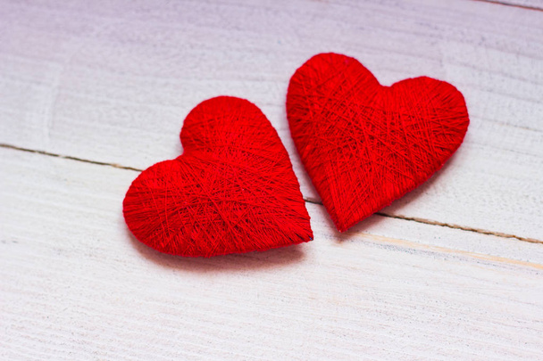 Καρδιές αγάπης σε ξύλινο φόντο υφή. Ημέρα του Αγίου Βαλεντίνου κάρτα έννοια. Καρδιά για την Ημέρα του Αγίου Βαλεντίνου φόντο. - Φωτογραφία, εικόνα