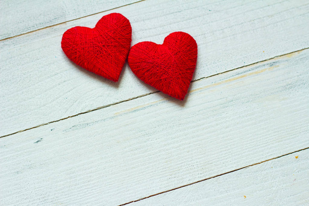 Amor corazones sobre fondo de textura de madera. Concepto de tarjeta de San Valentín. Corazón para San Valentín Antecedentes. - Foto, imagen