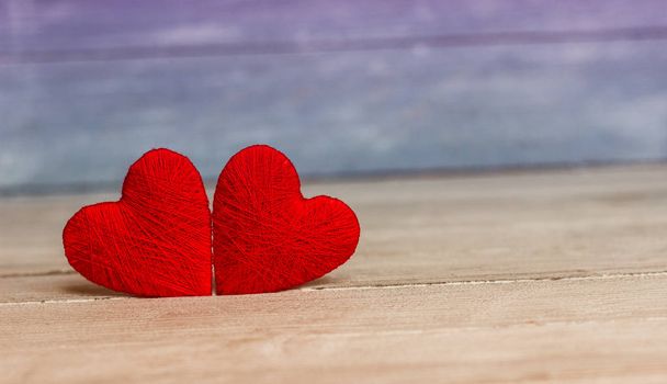 Aşk kalpleri ahşap dokuda. Sevgililer Günü kartı konsepti. Sevgililer Günü Arkaplanı İçin Kalp. - Fotoğraf, Görsel